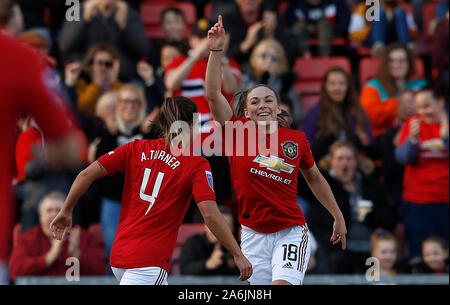 Kirsty Hanson del Manchester United celebra il primo gol contro la lettura con Amy Turner (a sinistra) durante la partita della Women's Super League al Leigh Sports Village. Foto Stock