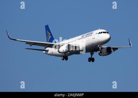 Istanbul / TURCHIA - Marzo 29, 2019: Aria Astana Airbus A320 P4-KBC aereo passeggeri arrivo e lo sbarco a Istanbul Ataturk Airport Foto Stock