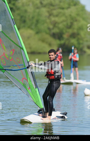 Uomo di imparare a fare windsurf Foto Stock