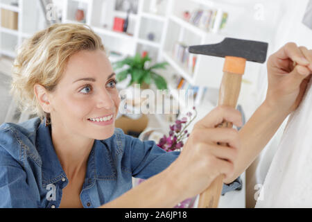 Donna in officina con punte di perforazione Foto Stock