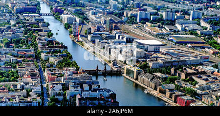 Berlino, Germania. Il 28 giugno, 2019. Il ponte Oberbaum (davanti) oltre la Sprea si connette i quartieri di Kreuzberg e Friedrichshain. Credito: Paolo Zinken/dpa/Alamy Live News Foto Stock