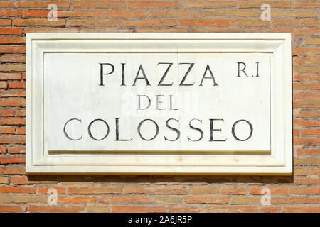 Un cartello stradale di Piazza del Colosseo di Roma - Italia. Foto Stock