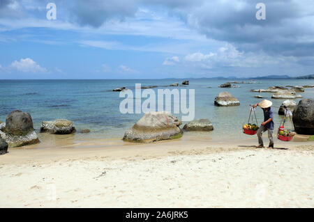 Il Vietnam Phu Quoc Duong Dong Long Beach - spiaggia venditore di cibo Foto Stock