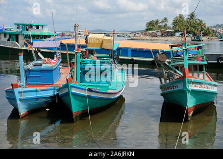 Il Vietnam Phu Quoc Duong Dong porto con barche da pesca Foto Stock