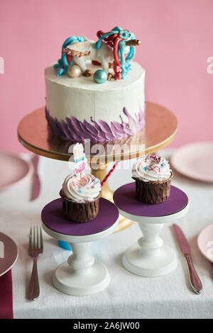 Tabella di dessert al partito tortini gourmet e una fetta di torta a un evento. close up foto. yummy trattamento. business Foto Stock
