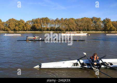 Putney, Londra, Regno Unito. 27 ottobre 2019 . Barche a remi a prendere il fiume Tamigi nel bel sole a Putney. amer ghazzal /Alamy live News Foto Stock