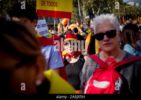 Barcellona, Spagna. 27 ott 2019. Migliaia pro-unionista manifestanti hanno marciato in Barcellona contro l'indipendenza catalana durante una manifestazione di protesta chiamato da Societat civile organizzazione catalana. Credito: Jordi Boixareu/Alamy Live News Foto Stock
