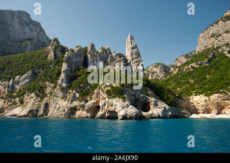 Cala Goloritzè e il Carso spettacolare litorale del Golfo di Orosei nel Parco Nazionale del Gennargentu Ogliastra / Nuoro Sardegna Italia Europa Foto Stock