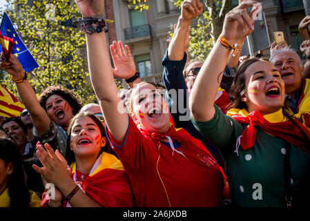 Barcellona, in Catalogna, Spagna. 27 ott 2019. I manifestanti gridare slogan durante un unionista del marzo a Barcellona. Migliaia pro-unionista manifestanti hanno marciato in Barcellona contro l'indipendenza catalana durante una manifestazione di protesta chiamato da Societat civile organizzazione catalana. Credito: Jordi Boixareu/ZUMA filo/Alamy Live News Foto Stock