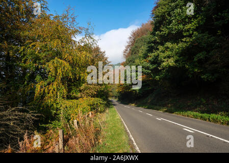 A57 Snake pass road nelle colline del nord dell'Inghilterra. Una soleggiata giornata autunnale sul tratto accanto Ladybower serbatoio. Foto Stock