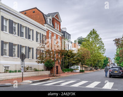 Georgiano in stile coloniale multi storia casa di lusso con finestre dormer e la facciata in mattoni rossi di Georgetown a Washington DC USA Foto Stock