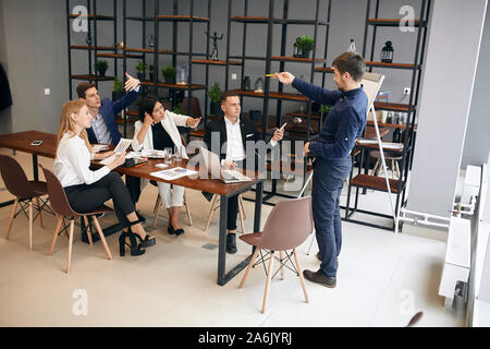 Giovani divertente persone che partecipano alla formazione psicologica, piena lunghezza foto. istruzione insoliti Foto Stock