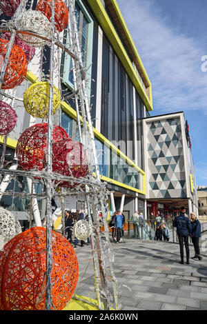 Il codice a barre il centro per il tempo libero in corrispondenza di Drake Circus nel centro della città di Plymouth include un Cineworld multiplex e ha una struttura decorativa in posizione pronta fo Foto Stock