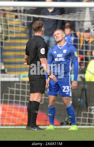 Swansea, Regno Unito. Il 27 ottobre 2019. Danny Ward di Cardiff City controversie l'arbitro decisione durante il cielo di scommessa match del campionato tra Swansea City e Cardiff City presso il Liberty Stadium, Swansea domenica 27 ottobre 2019. (Credit: Jeff Thomas | MI News) La fotografia può essere utilizzata solo per il giornale e/o rivista scopi editoriali, è richiesta una licenza per uso commerciale Credito: MI News & Sport /Alamy Live News Foto Stock