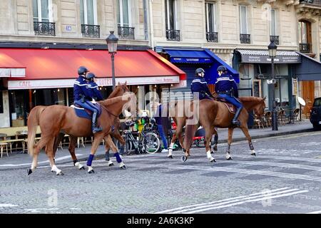 Ile Saint Louis, polizia montata, ottobre a Parigi, Francia Foto Stock