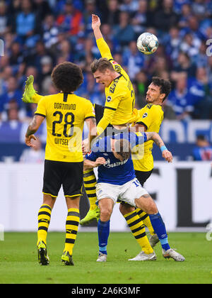 Duelli, duello tra Axel Witsel (Borussia Dortmund), Lukasz Piszczek (Borussia Dortmund), Guido Burgstaller (Schalke 04) e Mats Hummels (Borussia Dortmund). GES/Soccer/1. Bundesliga: FC Schalke 04 - Borussia Dortmund, 26.10.2019 - Calcetto 1° Divisione: FC Schalke 04 vs. Borussia Dortmund, Gelsenkirchen, Oct 26, 2019 - DFL regolamenti vietano qualsiasi uso di fotografie come sequenze di immagini e/o quasi-video. | Utilizzo di tutto il mondo Foto Stock