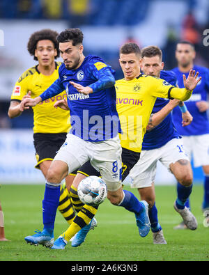 Duelli, duello tra Axel Witsel (Borussia Dortmund), Suat Serdar (Schalke 04), Julian Weigl (Borussia Dortmund) e Guido Burgstaller (Schalke 04) (da sinistra). GES/Soccer/1. Bundesliga: FC Schalke 04 - Borussia Dortmund, 26.10.2019 - Calcetto 1° Divisione: FC Schalke 04 vs. Borussia Dortmund, Gelsenkirchen, Oct 26, 2019 - DFL regolamenti vietano qualsiasi uso di fotografie come sequenze di immagini e/o quasi-video. | Utilizzo di tutto il mondo Foto Stock