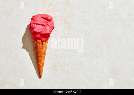 Fragole fresche di gelati in cono di cialda con estate calda luce. Appartamento vista laici Foto Stock