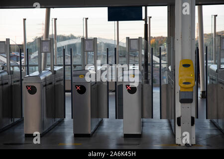 Il tornello di controllo all'entrata di un parigino di stazione della metropolitana in Francia Foto Stock