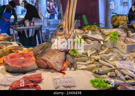 Venezia, Italia - 12 Ottobre 2019: piatti a base di frutti di mare freschi in vendita presso il Rialto Mercato degli Agricoltori ,Mercato di Rialto di Venezia vicino al Ponte di Rialto e il GRA Foto Stock