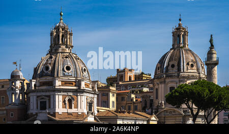 La vista sulla cupola di Santa Maria di Loreto la chiesa e la cupola della chiesa del Santissimo Nome di Maria al Foro Traiano. Foto Stock
