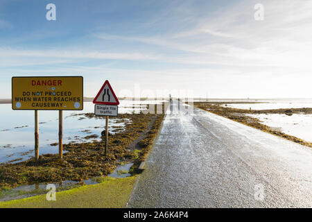 Il Causeway durante la bassa marea in Lindisfarne / Holy Island Northumberland UK Foto Stock