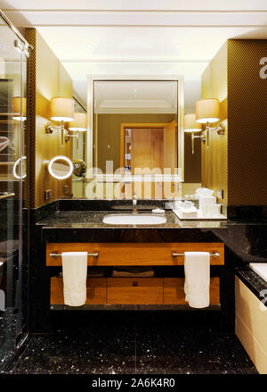 Hotel lussuoso bagno interno con decor di stile moderno Foto Stock