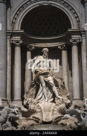 Statua di Oceanus nella fontana di Trevi. Close up dei principali scultura di Fontana di Trevi a Roma, Italia. Foto Stock