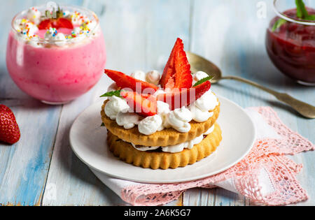 In casa dessert di fragole con panna in una tazza Foto Stock