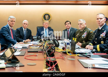 Washington DC, Stati Uniti d'America. 26 ott 2019. In questa foto rilasciata dalla Casa Bianca, il Presidente degli Stati Uniti, Trump è unita dal Vicepresidente degli Stati Uniti Mike Pence, Stati Uniti National Security Advisor Robert C. O'Brien, sinistra; Stati Uniti Segretario della Difesa il dottor Mark T. Esper, Stati Uniti generale dell esercito Mark A. Milley, Presidente del Comune di capi di Stato Maggiore e il Generale di Brigata Marcus Evans, Vice Direttore per le operazioni speciali sul giunto diritto personale, Sabato, Ottobre 26, 2019, nella situazione di stanza della Casa Bianca di Washington, DC il monitoraggio degli sviluppi in U.S. Specia Foto Stock