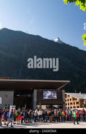 CHAMONIX, Francia - Agosto 08, 2019: turisti coda presso la stazione inferiore per la funivia di Aiguille du Midi Foto Stock