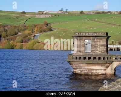 La casa della valvola sul serbatoio Digley con acqua alta un popolare luogo a piedi su la pennine colline sopra Holmfirth Yorkshire Inghilterra Foto Stock