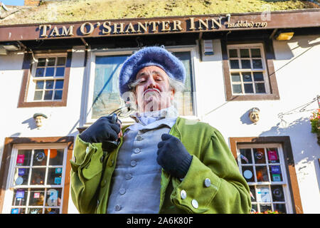 Ayr, Scotland, Regno Unito. Il 27 ottobre 2019. TAMFEST Festival, una celebrazione delle opere letterarie del XVIII secolo Bardo scozzese Robert Burns, ha avuto luogo a Ayr con il tema del 'Tam o'shanter' uno di Burns' poesie e in particolare i versi di "Cutty Sark' e la danza delle streghe. Intitolato " IL GIORNO DEL DEID' (la versione scozzese del messicano il Giorno dei Morti) membri del pubblico e i funzionari sono stati incoraggiati a vestirsi in costume e dipingere le loro facce quando giunsero al festival. Immagine - KEN O'Hara da Prestwick in Tam o'shanter costume. Credito: Findlay / Alamy News Foto Stock