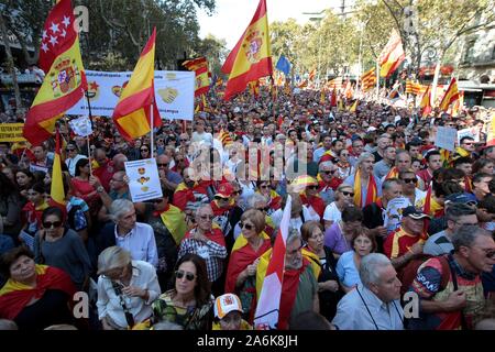 Barcellona, Spagna. 27 ott 2019. Barcellona, Catalunya, Spagna, 27/10/2019.- 'per la concordia, per la Catalogna: Basta!" manifestazione convocata dal catalano della società civile e di tre dei principali partiti politici (Partito Popolare, cittadini e catalano Partito Socialista) aderito al "processo" di indipendenza della Catalogna.Credit: Juan Carlos Rojas/Picture Alliance | in tutto il mondo di utilizzo/dpa/Alamy Live News Foto Stock