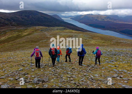 Un gruppo di hillwalkers scendono Charn reale verso Beinn Udlamain Foto Stock