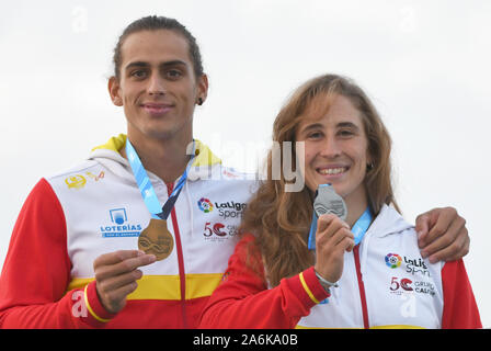 Tokyo, Giappone. 27 ott 2019. Concorrenti femminili del kayak gara di slalom () a Tokyo (da sinistra) LLorente David di Spagna e Vilarrubla Nuria posano per una foto durante la medaglia olimpica cerimonia di premiazione presso il pronto prova costante concorrenza a Tokyo in Giappone. La foto è stata scattata il 26 ottobre 2019 lo stesso giorno in cui il concorrente tedesco Funk ha preso il primo posto. Foto di: Ramiro Agustin Vargas Tabares Credito: Ramiro Agustin Vargas Tabares/ZUMA filo/Alamy Live News Foto Stock