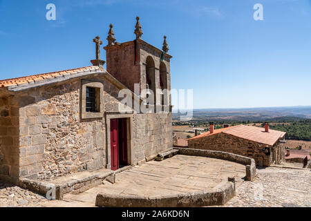 Ingresso e cortile esterno Rocamador la chiesa di Nostra Signora a Castelo Rodrigo in Portogallo Foto Stock