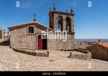 Ingresso e cortile esterno Rocamador la chiesa di Nostra Signora a Castelo Rodrigo in Portogallo Foto Stock