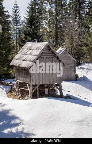 In legno antico rifugio a Vodicni vrh Foto Stock