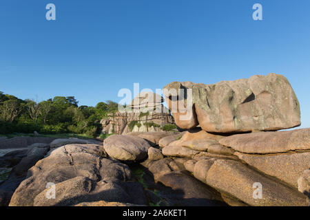 Villaggio di Plouhmanac'h, Francia. Una vista pittoresca del gigante di rocce di granito su Plouhmanac'h il Sentier des douaniers. Foto Stock