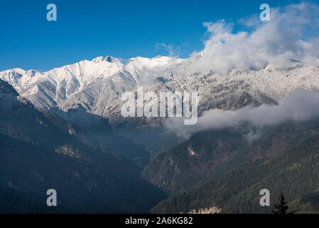 Vista di Enipeas gorge con le alte vette del monte Olimpo in Grecia Foto Stock