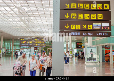 Barcellona Spagna,Catalogna Catalunya,Barcellona-El Prat Josep Tarradellas Aeroporto BCN,terminal,segno,internazionale ISO simboli grafici,direzioni,man m Foto Stock