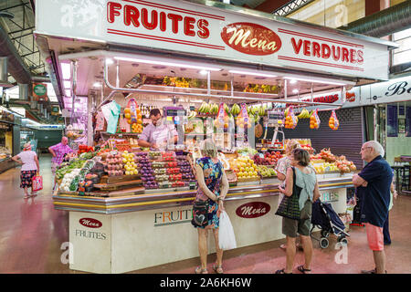 Barcellona Spagna,Catalogna Catalunya,El Clot,Mercat del Clot,mercato storico,frutta frutta verdura stand,venditore venditori venditori vendere,stalla sta Foto Stock