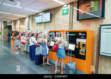 Barcellona Spagna,Catalonia El Clot-AragÃƒÂ³ Rodalies de Catalunya stazione ferroviaria,biglietti distributori automatici,donna,penduter,uomo,donna,coppia,ispanica,ES1908 Foto Stock