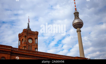Berlino, Germania - 2019, 13 ottobre - il famoso red town hall e la Berlino torre della TV Foto Stock