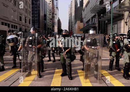 Hong Kong, Cina. 27 ott 2019. Poliziotti antisommossa guardia sulla zebra sulla Nathan Road pronto per disperdere la mobilitazione dei cittadini al di fuori del Peninsula Hotel.Ott-27, 2019 Hong Kong.ZUMA/Liau Chung-ren Credito: Liau Chung-ren/ZUMA filo/Alamy Live News Foto Stock