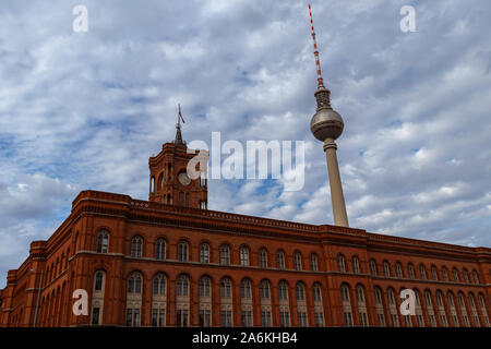 Berlino, Germania - 2019, 13 ottobre - il famoso red town hall e la Berlino torre della TV Foto Stock