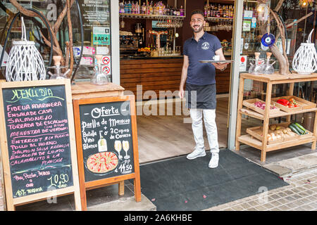 Barcellona Spagna,Catalogna El Poblenou,Rambla del Poblenou,Ristorante atrio, ristorante,uomo,cameriere,lavoro,speciale giornaliero,paella,lavagna Foto Stock