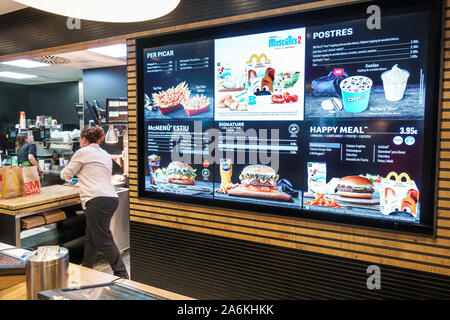 Barcellona Spagna,Catalogna El Poblenou,Avinguda Diagonal Avenue,Glories,centro commerciale,McDonald's,ristorante,catalano,menu internazionale,donna,lavoratore,collega Foto Stock