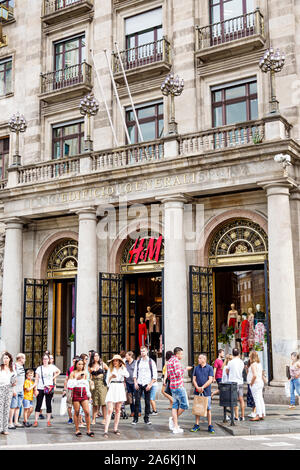 Barcellona Spagna,Catalonia Passeig de Gracia,Guess,quartiere degli affari,shopping,negozi,ingresso anteriore,H&M,donna,ragazza,teen,pedoni,ispanico,ES19082013 Foto Stock